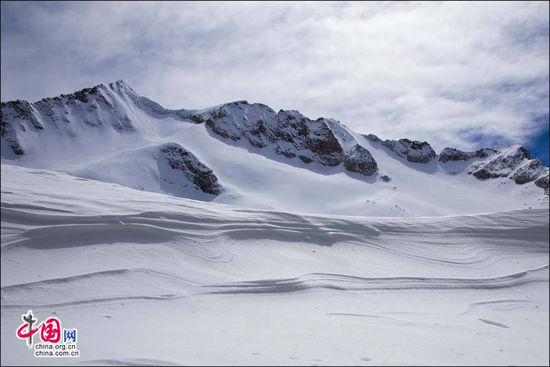 Красивая сакура на ледяной горе Дагу