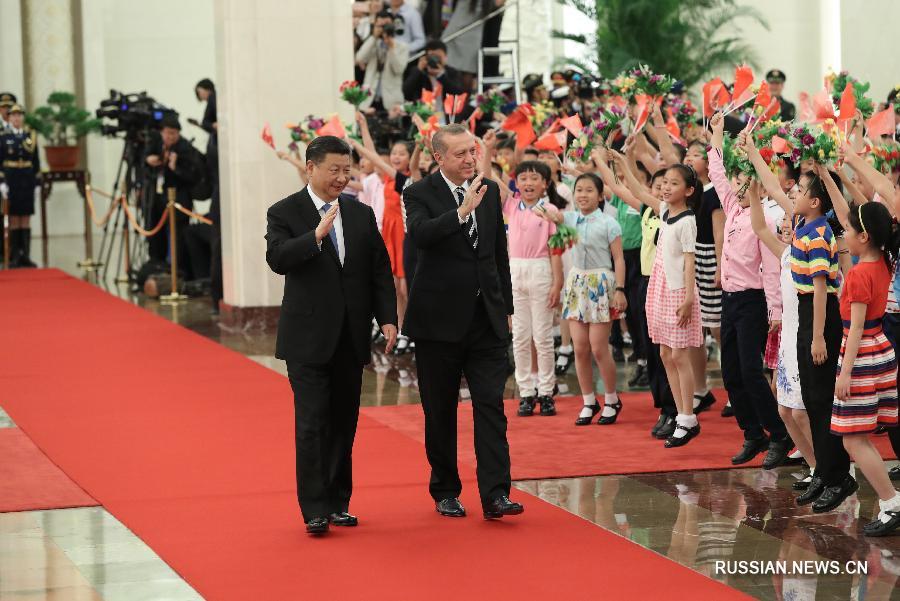Си Цзиньпин отметил, что развитие отношений стратегического сотрудничества Китая и Турции соответствует коренным интересам двух стран и их народов. 