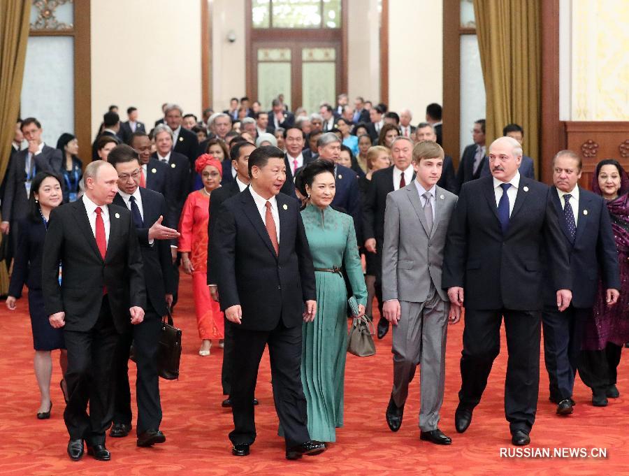 Председатель КНР Си Цзиньпин призвал к возобновлению духа Шелкового пути, выступая сегодня вечером на банкете в честь зарубежных гостей, участвующих в Форуме высокого уровня по международному сотрудничеству в рамках 'Пояса и пути'.