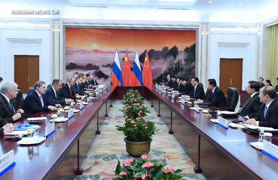 Ли Кэцян сообщил, что сейчас продолжается и поддерживается развитие на высоком уровне отношений всеобъемлющего стратегического взаимодействия и партнерства между Китаем и Россией. 