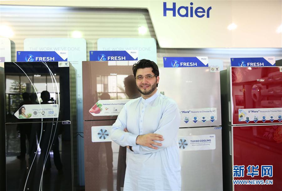 27 апреля в пакистанском городе Лахор главный исполнительный директор завода Haier в Пакистане Джавед Африди фотографируется на фоне холодильников фирмы Haier, выпущенных на его заводе.