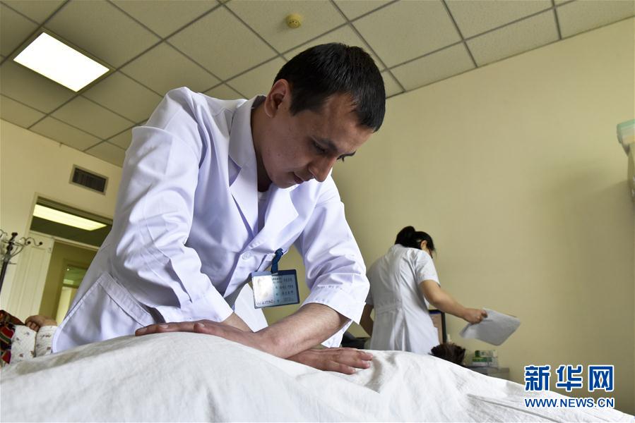13 апреля Алишер Раджабов делает больному массаж спины в Синьцзянской больнице китайской медицины. Ему 27 лет, он из Таджикистана и в 2008 году приехал в Синьцзянский медицинский университет на учебу.