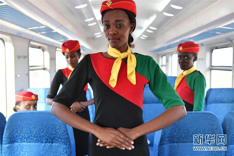 13 апреля в проходящем испытание вагоне на железнодорожном участке «Момбаса-Найроби» в Кении проводницы изучают этикет по приветствию гостей. 