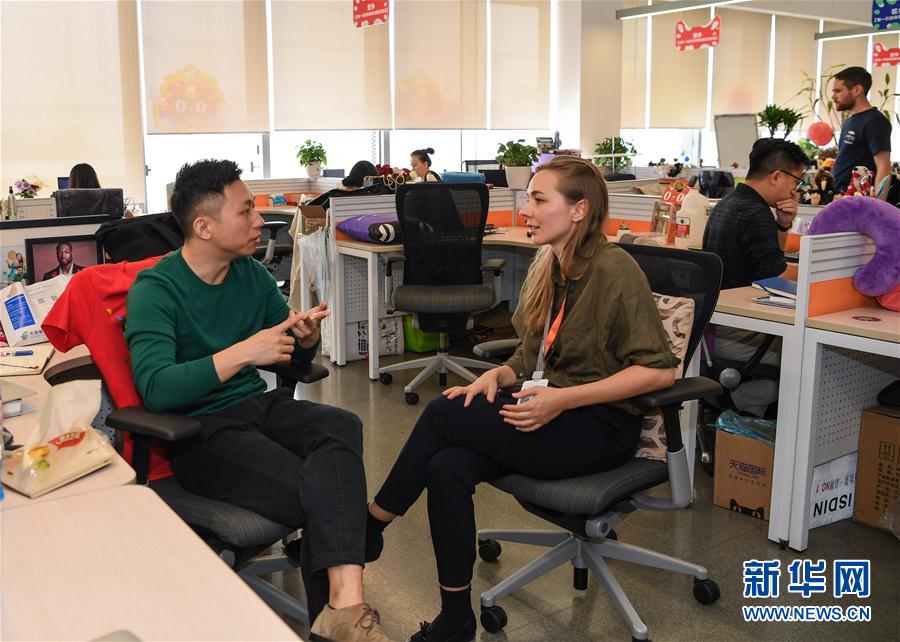 6 апреля в международной рабочей зоне Tmall штаб-квартиры корпорации Alibaba в Ханчжоу старший менеджер по поиску партнеров в Германии Тун Хао обсуждает с менеджером Alibaba по поиску партнеров в Германии Рафаэлой соответсвующие вопросы. 