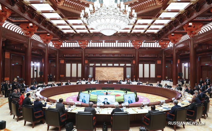 В понедельник в Международном конгресс-центре на озере Яньциху в пекинском районе Хуайжоу состоялся саммит за 'круглым столом' Форума высокого уровня по международному сотрудничеству в рамках 'Пояса и пути'. 