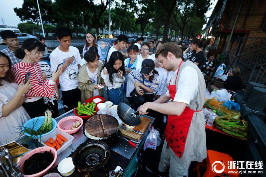 Парень из России готовит китайские блюда в Ханчжоу
