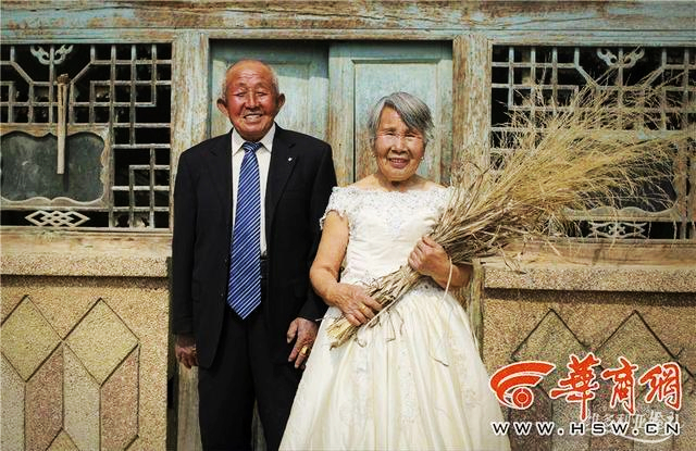 80-летние супруги из провинции Шэньси сняли свадебные фотографии