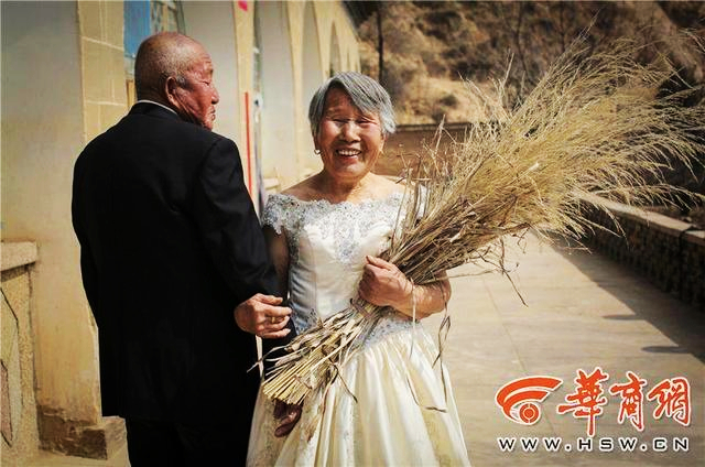 80-летние супруги из провинции Шэньси сняли свадебные фотографии
