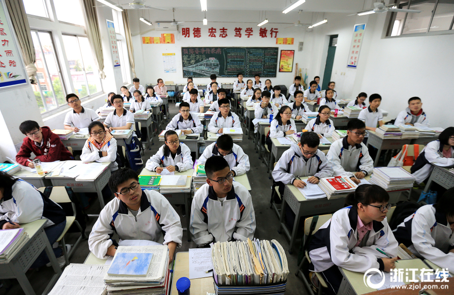 Китайские школьники готовятся к вступительным экзаменам в высшие учебные заведения