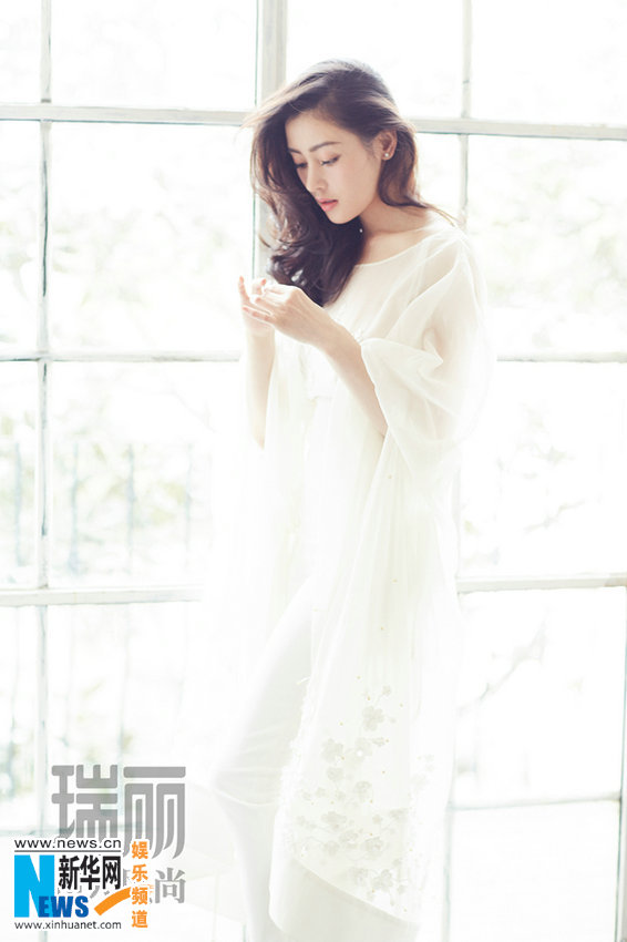 Чжан Тяньай в свадебном платье