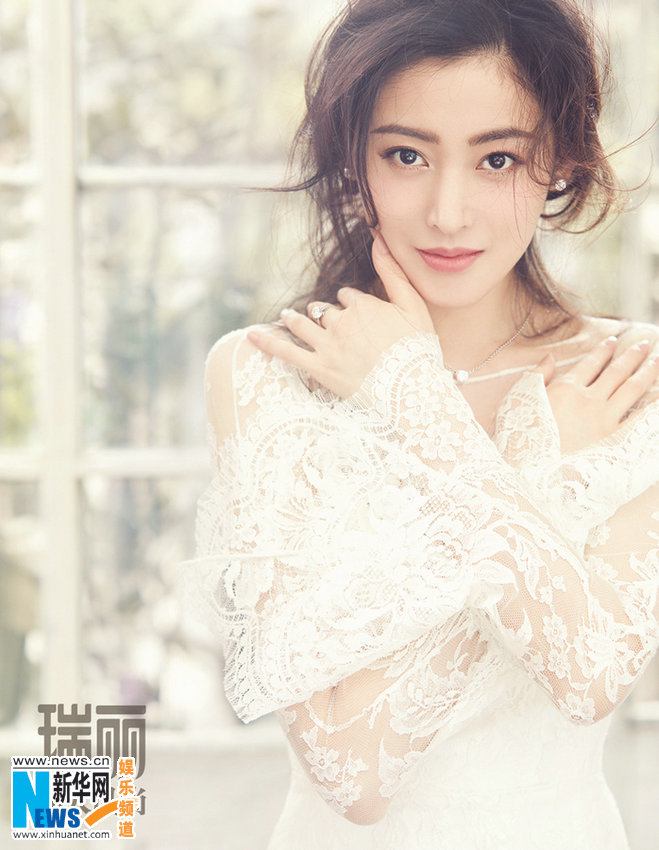 Чжан Тяньай в свадебном платье