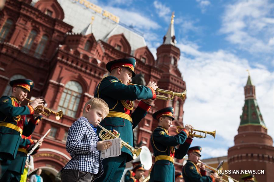 Первый концерт летнего сезона концертной программы 'Военные оркестры в парках' 2017 года состоялся вчера в Александровском саду Москвы.