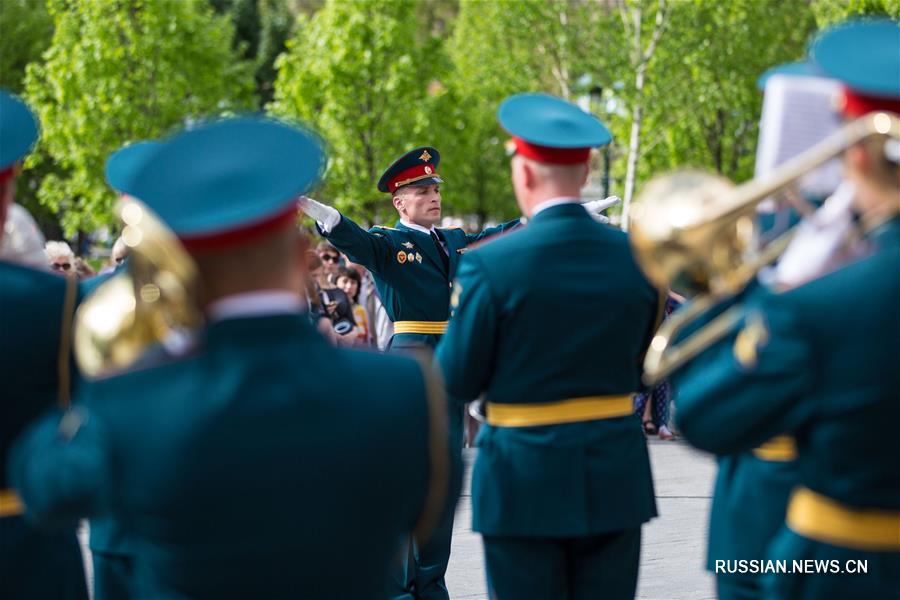 Первый концерт летнего сезона концертной программы 'Военные оркестры в парках' 2017 года состоялся вчера в Александровском саду Москвы.