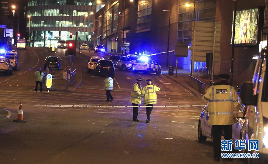 В результате взрыва в Манчестере погибли по меньшей мере 19 человек, об этом сообщила местная полиция. 