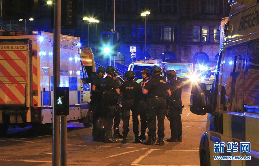 В результате взрыва в Манчестере погибли по меньшей мере 19 человек, об этом сообщила местная полиция. 