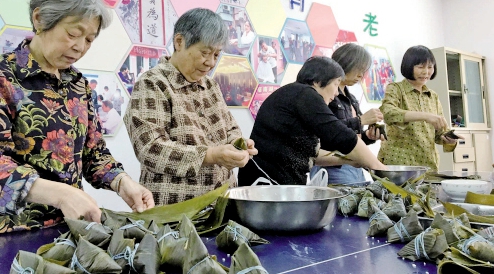 Конкурс по лепке «цзунцзы» в преддверие Дуаньу