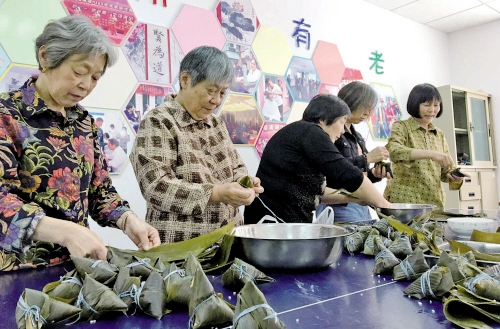 Конкурс по лепке «цзунцзы» в преддверие Дуаньу