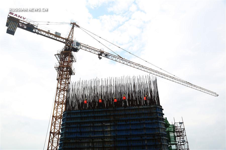 На строящейся железной дороге Мэнхуа завершился монтаж опорной части моста через Ганьцзян