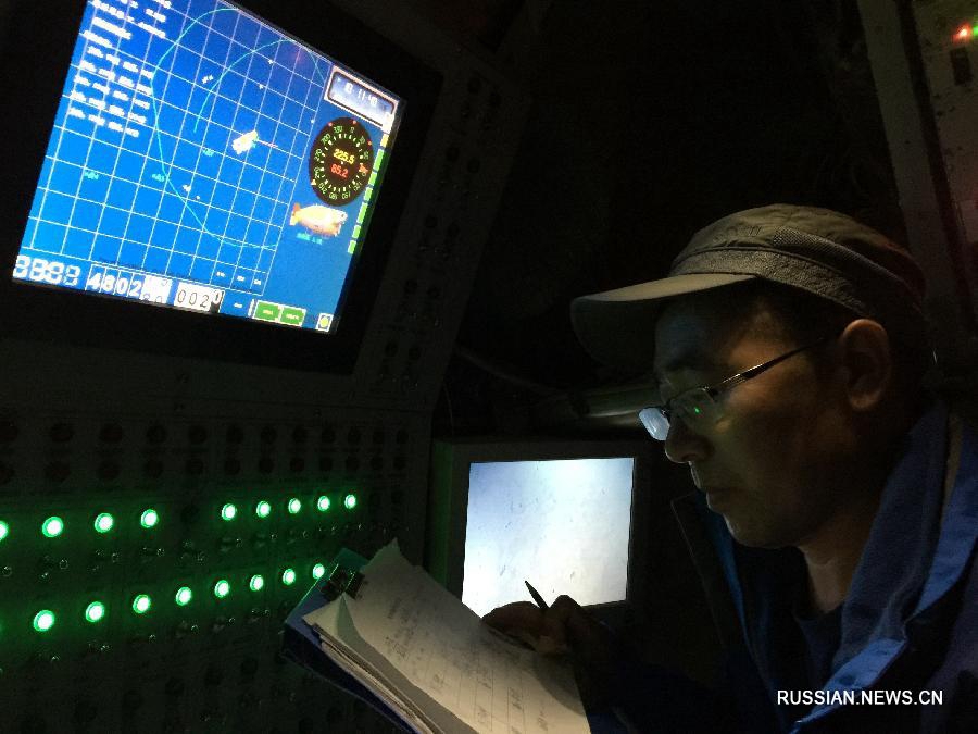 Корреспондент Синьхуа на батискафе 'Цзяолун' погрузился на 4811 метров в самом глубоком месте на Земле