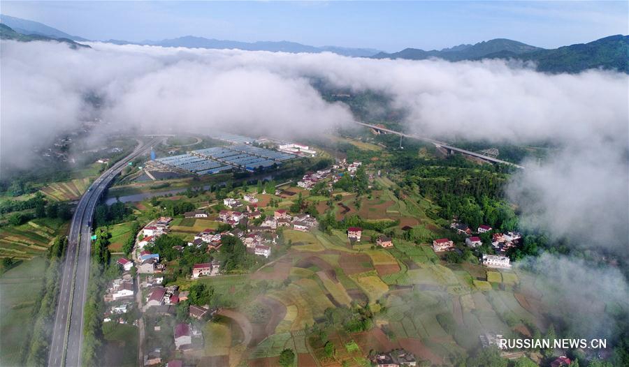 Море облаков в ландшафтном парке 'Цзютайгуань' в Шэньси