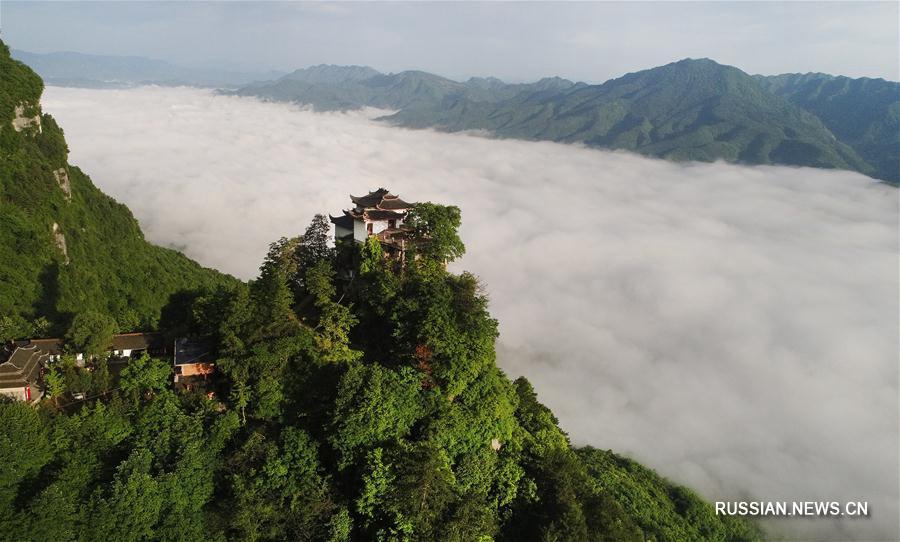 Море облаков в ландшафтном парке 'Цзютайгуань' в Шэньси