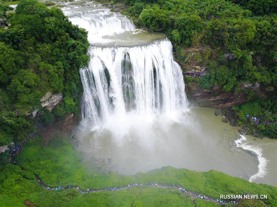 Водопад Хуангошу в провинции Гуйчжоу после весенних дождей 