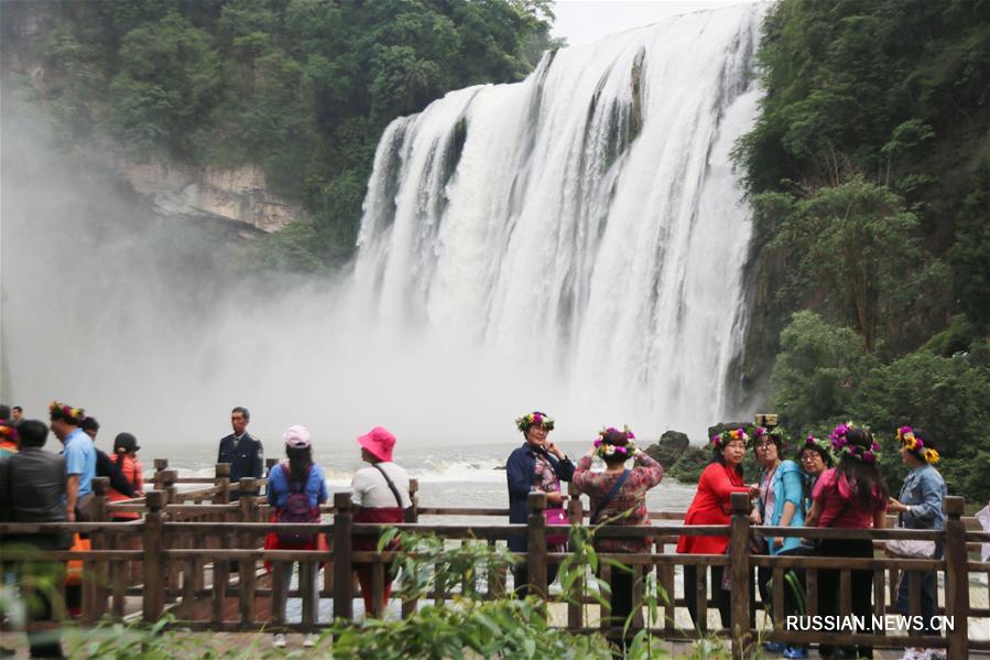 Водопад Хуангошу в провинции Гуйчжоу после весенних дождей 