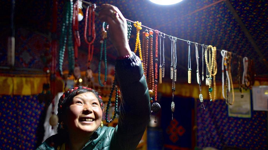 Сувенирная лавочка у подножия Джомолунгмы: туристическая отрасль стала новым источником дохода для тибетских крестьян