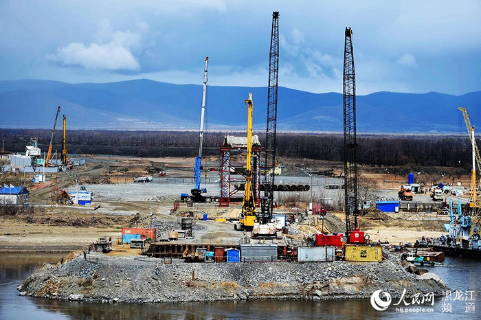 Интенсивно проводится строительство железнодорожного моста через реку Тунцзян, который будет служить «Одному поясу, одному пути»