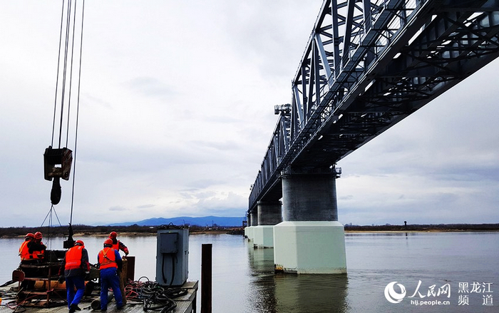 Интенсивно проводится строительство железнодорожного моста через реку Тунцзян, который будет служить «Одному поясу, одному пути»