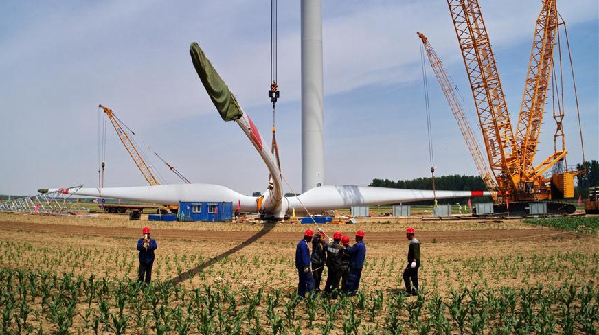 На строящейся ветроэлектростанции в устье реки Луаньхэ началась сборка ветрогенераторов