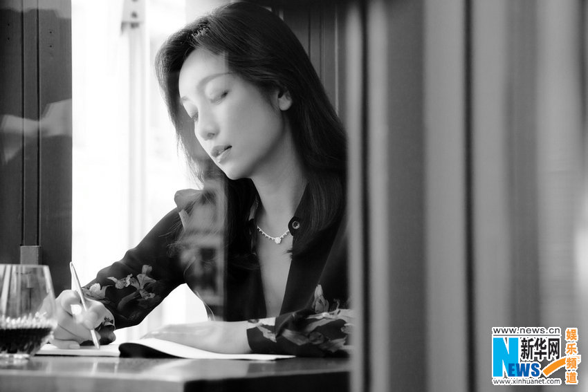 Изящная актриса Цинь Хайлу демонстрирует свое очарование
