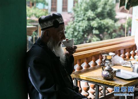 Кашгар – важный город Шелкового пути, который раскинулся на южном склоне гор Тяньшань, встречает долгое лето. 