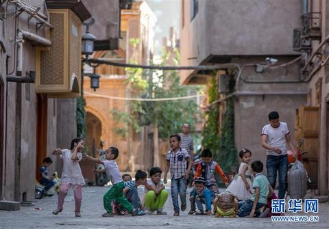 В старом городе Кашгара, которому более 2000 лет, стоит гул человеческих голосов, и гуляют многочисленные туристы.