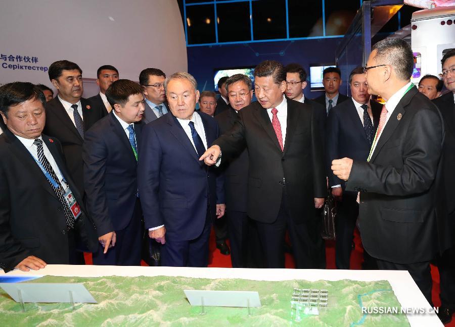  Си Цзиньпин в сопровождении президента Казахстана Нурсултана Назарбаева посетил китайский павильон на выставке ЭКСПО-2017 в Астане, а также принял участие в видеоконференции по вопросам китайско-казахстанских трансграничных перевозок.