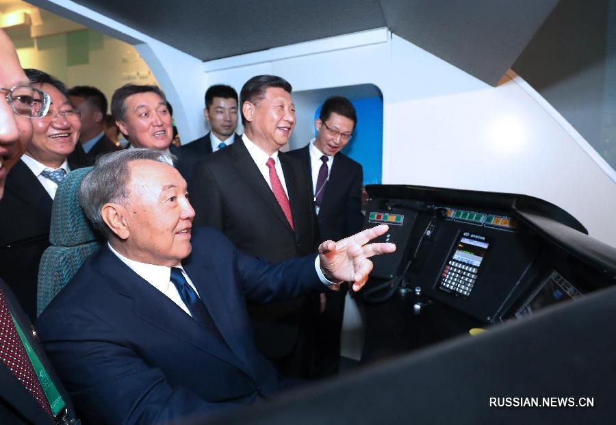 Главы Китая и Казахстана приняли участие в проведенной в Национальном павильоне Китая видеоконференции по вопросам китайско-казахстанских трансграничных перевозок.