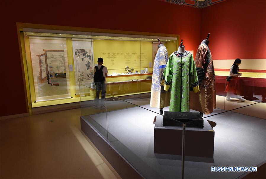 В экспозиции будет представлено более 500 культурных памятников из Государственного исторического музея /Москва/, пекинского Музея 'Гугун' и Нанкинского музея. 