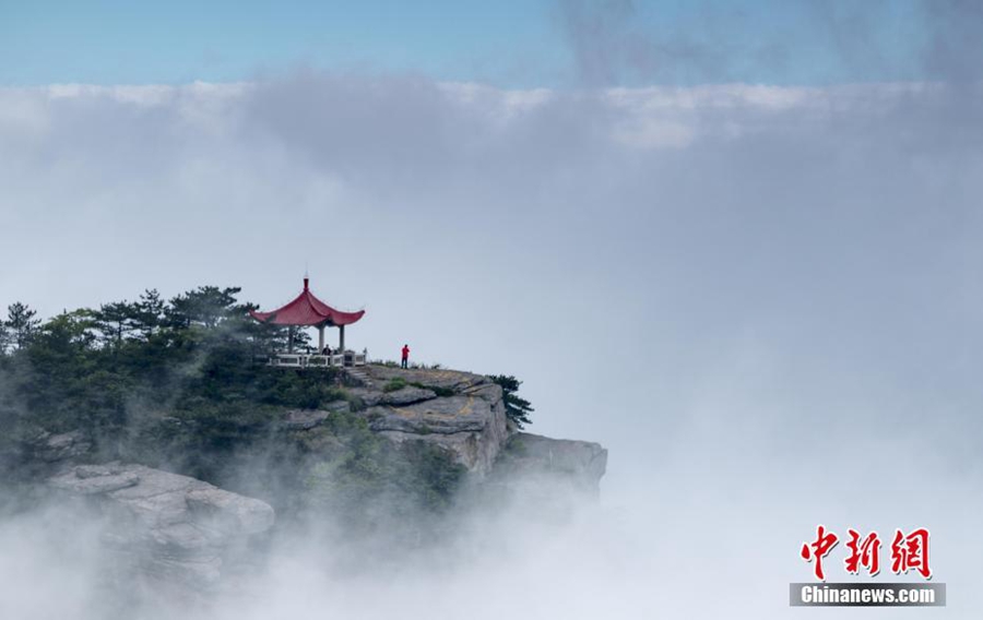 Величественное море облаков после дождя в горах Лушань 