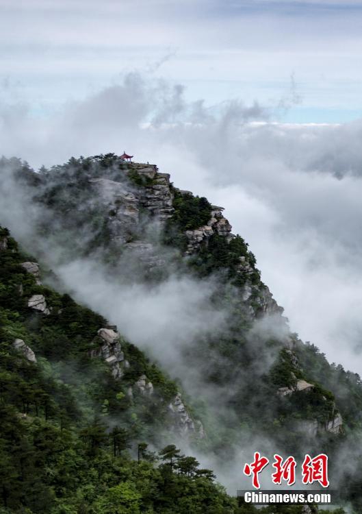 Величественное море облаков после дождя в горах Лушань 