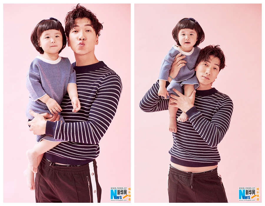 Китайский актер Чжан Лян с его дочерью