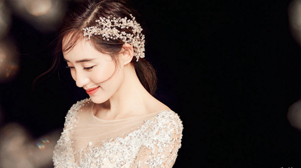 Актриса Ван Чжи в свадебном платье