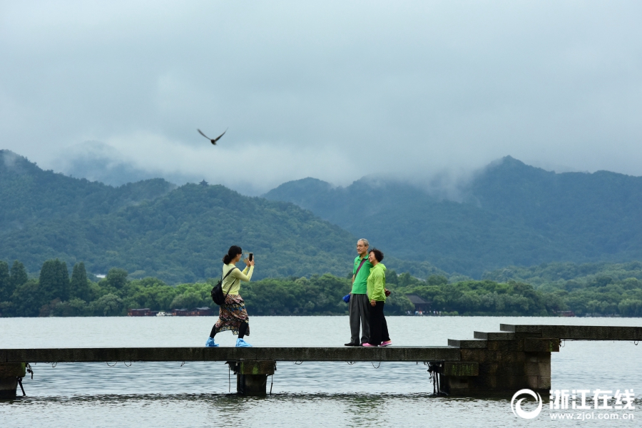 Ханчжоу: озеро Сиху под дождем 