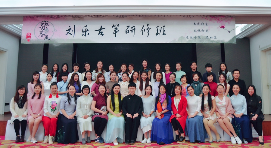 Музыкант по игре на Гучжэн, родившийся в 80-е годы инновационно трансформирует китайскую традиционную музыку 