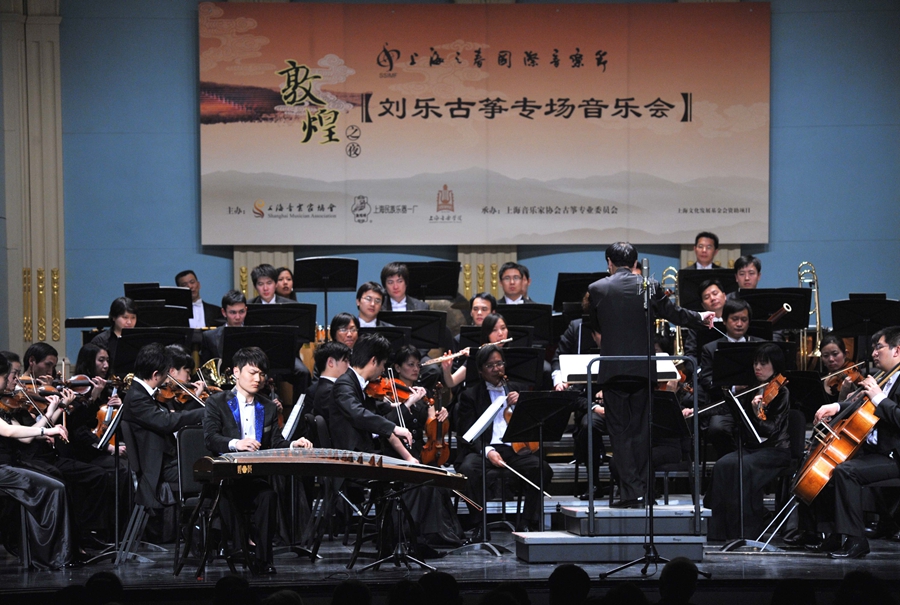 Музыкант по игре на Гучжэн, родившийся в 80-е годы инновационно трансформирует китайскую традиционную музыку 
