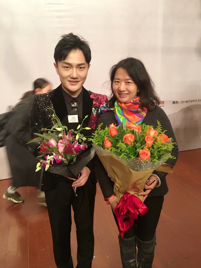 Музыкант по игре на Гучжэн, родившийся в 80-е годы инновационно трансформирует китайскую традиционную музыку 