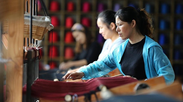 Традиционное ткачество народности туцзя выходит на международный рынок