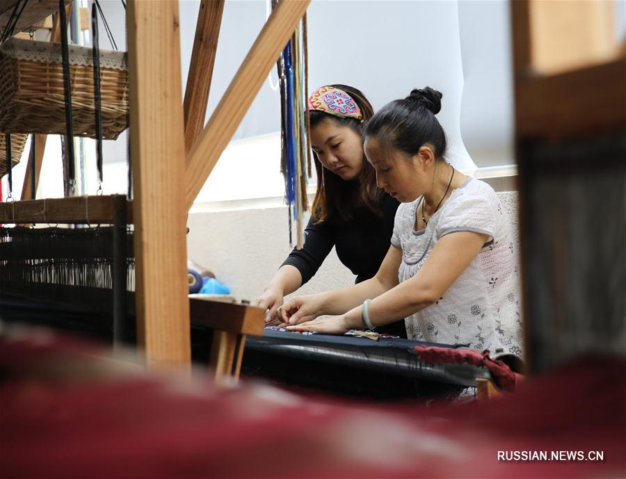 Традиционное ткачество народности туцзя выходит на международный рынок 