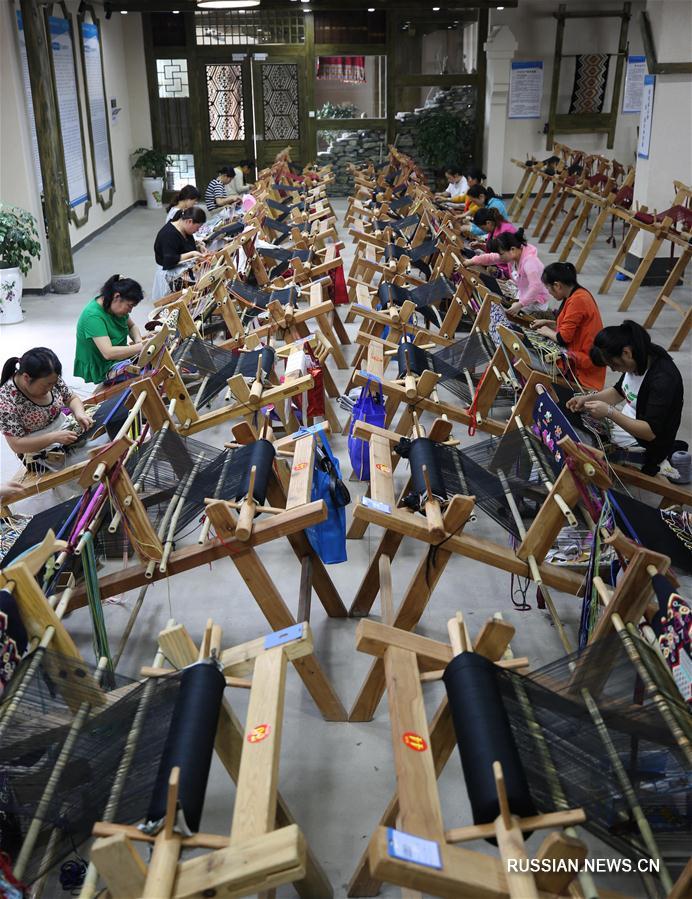 Традиционное ткачество народности туцзя выходит на международный рынок 