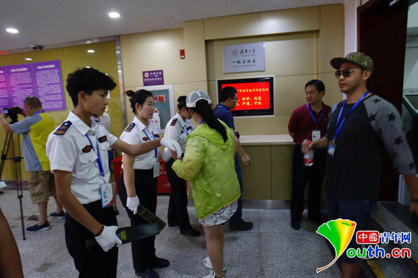 В Пекине начинается проверка экзаменационных работ участников вступительных экзаменов в ВУЗы под контролем милиции