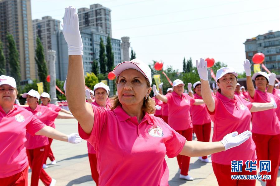 Стремление к здоровому образу жизни: российские женщины участвовали в китайском танце на площади